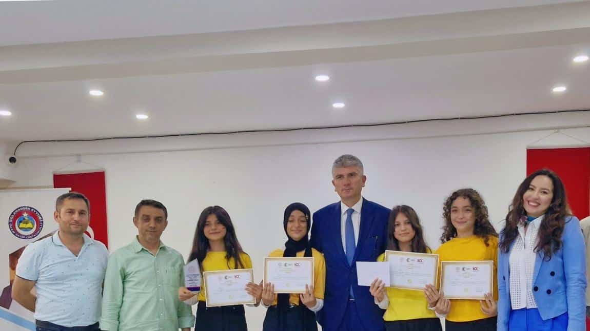 Türkiye geneli olarak düzenlenen 11.ARAPÇA YARIŞMALARINDA Arapça Çocuk Şarkısı kategorisinde öğrencilerimiz Adana il birincisi oldular.